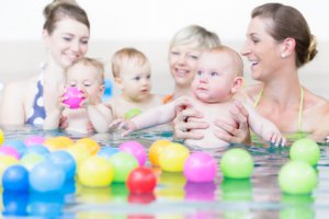 Eltern tauchen mit Baby Babyschwimmen