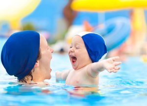 Mutter_und Baby haben Spass im Pool beim Babyschwimmen